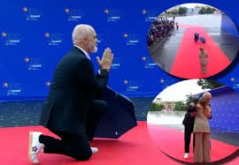 Mori spunto nga: Ndihma me grurë, e cila na u paraqit si akt shpëtimi, në të vërtetë është një litar që na tërhiqet përditë në qafë. 